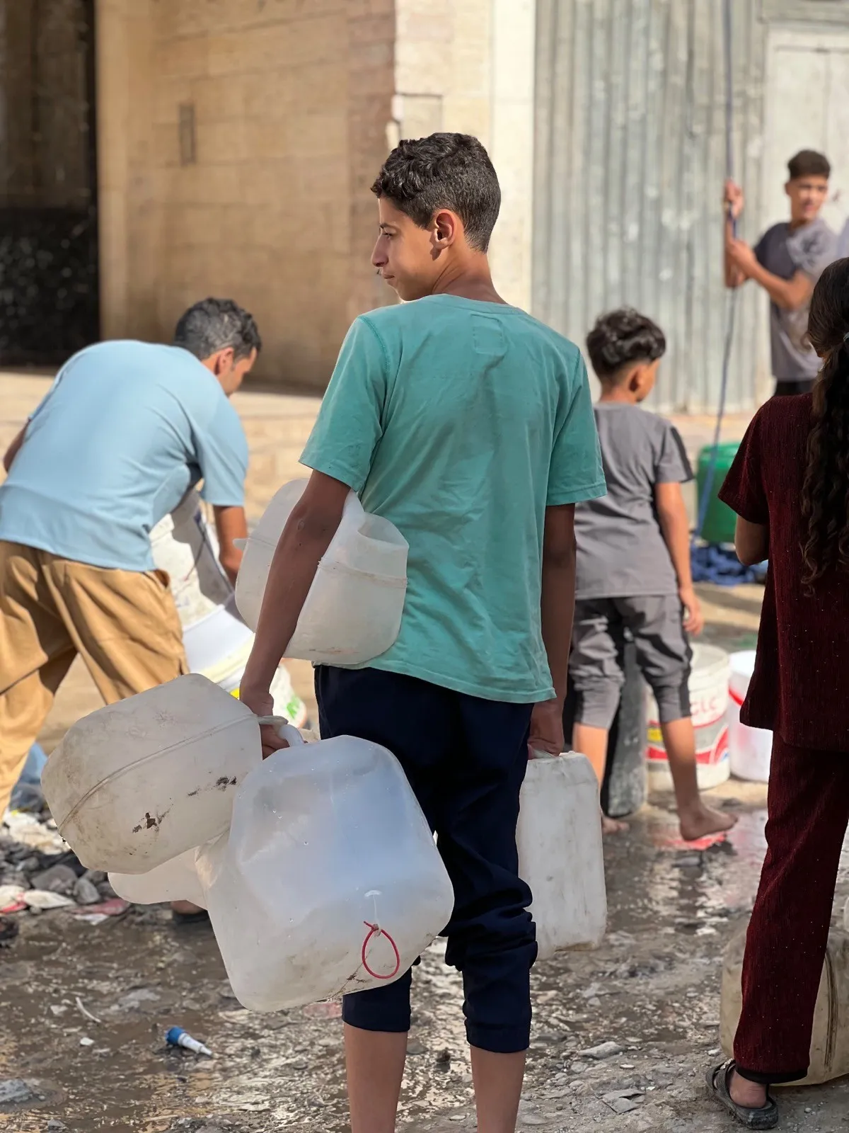 نقل المياه إلى الخيام